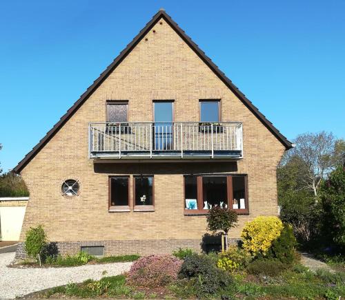 una casa con balcone sul lato di Haus Hirt-Nettetal a Nettetal