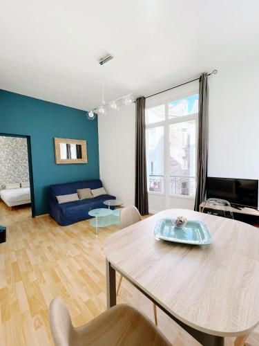 un salon avec une table et un canapé dans l'établissement Le Balcon de Notre Dame Le Treport - Locations ISAHORA, au Tréport