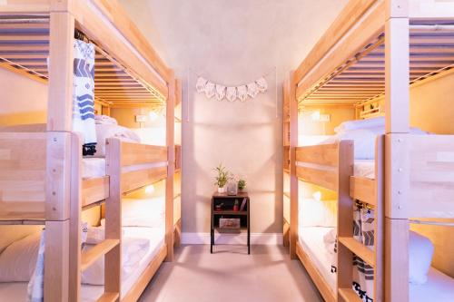 Bunk bed o mga bunk bed sa kuwarto sa HOPESTEL Secret Garden Napoli