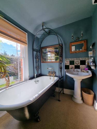 A bathroom at Alma House Bed and Breakfast