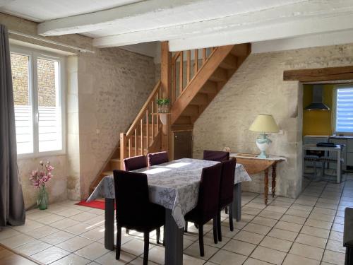 une salle à manger avec une table et des chaises dans l'établissement Charmante maison dans la vallée de la Charente, à Voulême