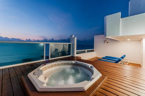 Stunning views beachfront Penthouse - With rooftop private jacuzzi - by LivIN Cancun
