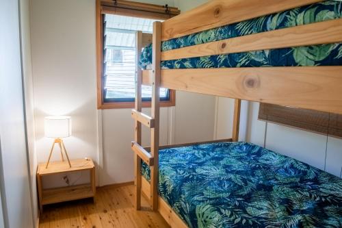 Noosa Rural Retreat في Pomona: غرفة نوم مع سرير بطابقين ونافذة
