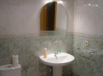 y baño con lavabo y aseo. en Hostal Emilio Barajas, en Madrid