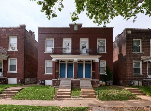 a brick building with a balcony on the front at 1 Bd Apt near forest park, Science Center & dining in Tower Grove
