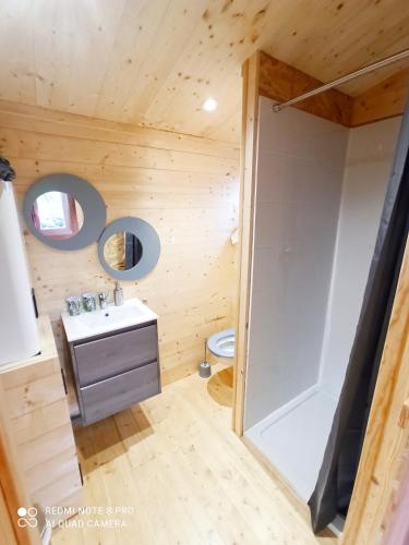 une salle de bain avec une douche, un lavabo et des toilettes dans l'établissement Yourte A bourlon, à Bourlon