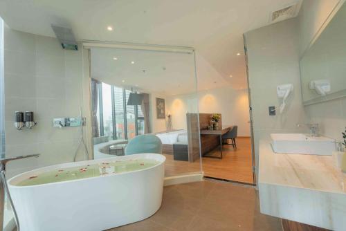 Ένα ή περισσότερα κρεβάτια σε δωμάτιο στο MERIA Hotel Quy Nhơn