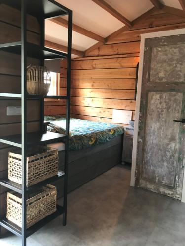 een kamer met een stapelbed in een blokhut bij De Túnfûgel (tiny house) in Jonkersland
