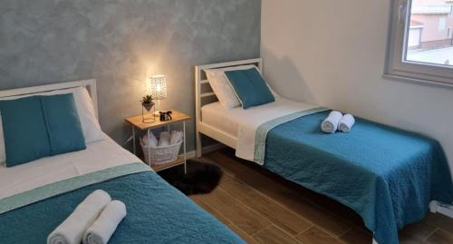 1 dormitorio con 2 camas con sábanas azules y blancas en Apartment Maris Nin en Nin
