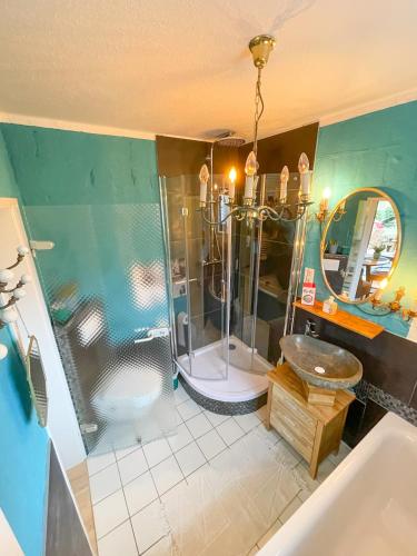 Bilik mandi di Souterrainwohnung mit großem Garten und Sauna