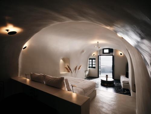 sala de estar con cama y sofá en Abyss en Oia