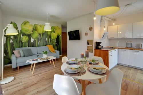 カルパチにあるApartamenty Sun & Ski Willa Leśny Domのキッチン、リビングルーム(テーブル、椅子付)