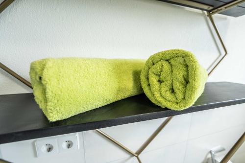 a green towel sitting on top of a counter at City Wohnung FN L 5 KLIMATISIERT mit Balkon und Küche in Friedrichshafen