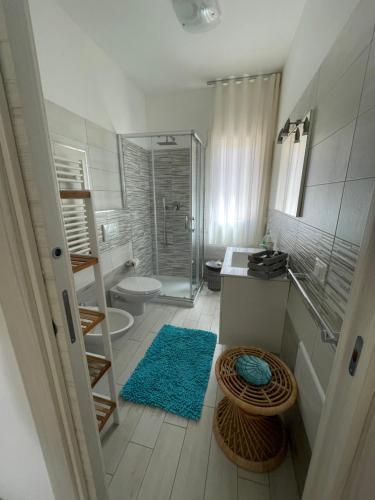 Un baño con ducha, lavabo e inodoro. en Stelle Marine, en Tropea