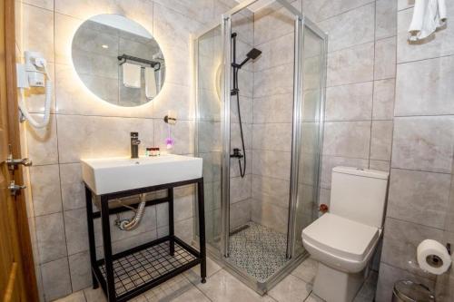 y baño con ducha, lavabo y aseo. en Kadirga Antik Hotel, en Estambul