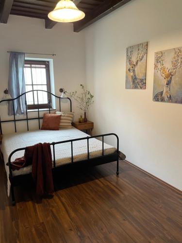 um quarto com uma cama num quarto em Bivaly Tanya em Domaszék