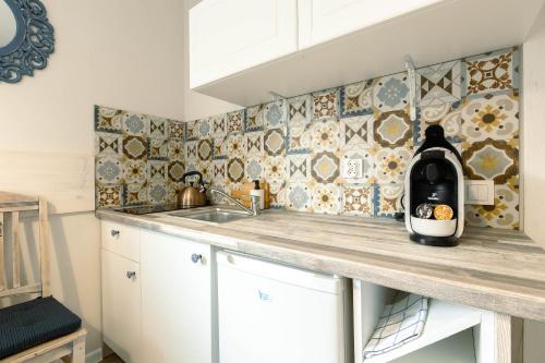 a kitchen counter with a bottle of wine on it at APARTEMENTY ''WERANDA'' z ogrodem w centrum in Kudowa-Zdrój