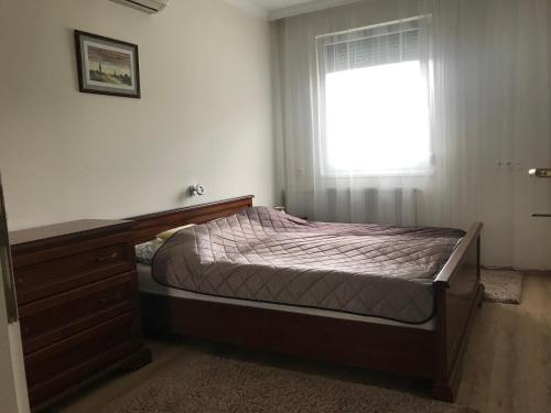 ハイドゥソボスローにあるBoruzs Apartmanの小さなベッドルーム(ベッド1台、窓付)