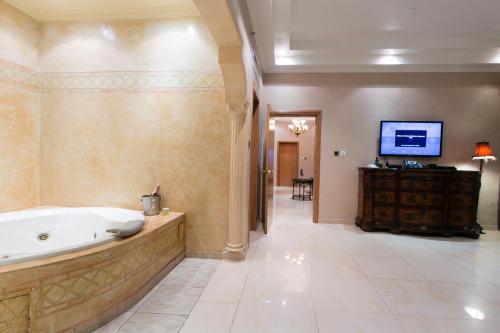 Ett badrum på Victoria Crown Plaza Hotel