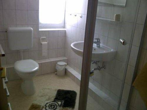 een badkamer met een toilet en een wastafel bij Wohnung-Lund-2 in Wyk auf Föhr