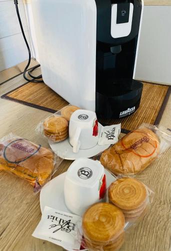 un montón de pasteles y una cafetera en el suelo en Carli’s rooms, en Comacchio