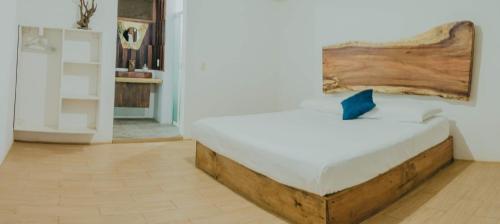 سرير أو أسرّة في غرفة في Casa Xalli