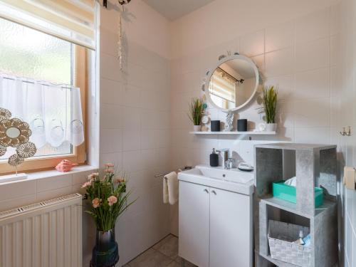 Haus Yvonne في هوبفغراتن إم بريكسنتال: حمام مع حوض ومرآة