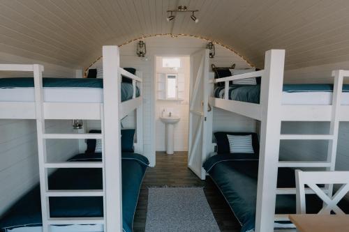Двухъярусная кровать или двухъярусные кровати в номере Strathy Bay Pods