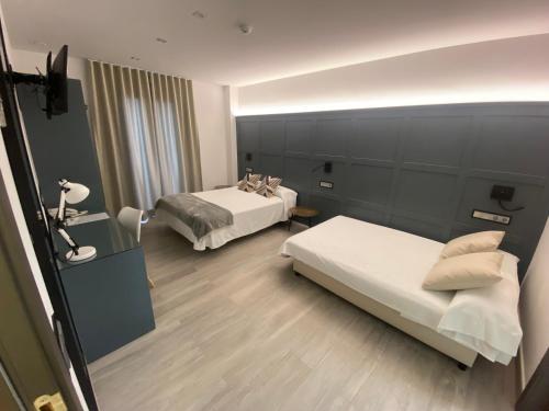 A bed or beds in a room at Hotel Lusitania, Centro Ciudad, Parking Privado