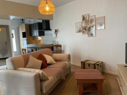 - un salon avec un canapé et une table dans l'établissement Appartement cosy en centre ville avec SPA et jardin, à Dijon