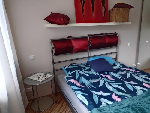 1 dormitorio con cama, mesa y estanterías en TOtuTOtam, en Varsovia