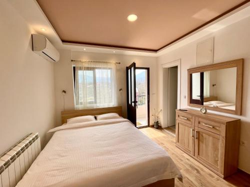 ein Schlafzimmer mit einem großen Bett und einem großen Spiegel in der Unterkunft Apartments Four Countesses in Virpazar