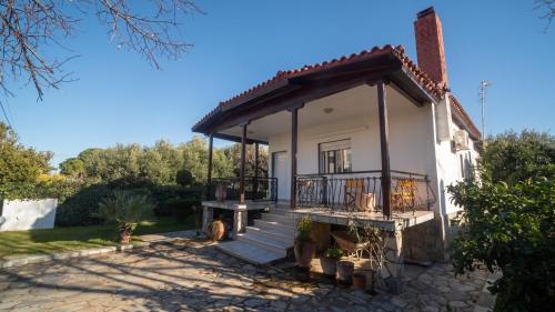 Το κτήριο όπου στεγάζεται  η παραθεριστική κατοικία