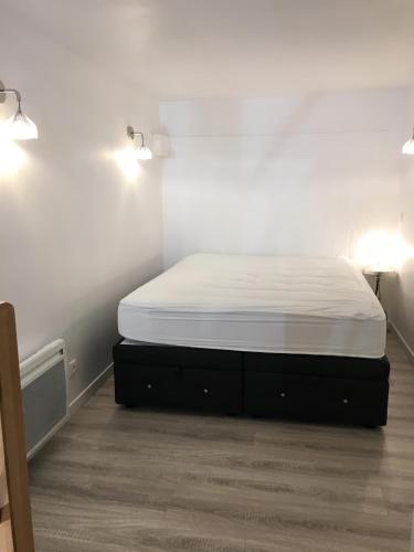 - un lit dans une petite chambre avec deux lumières dans l'établissement Marais, 2 pièces luxueux rénové, près rue Bretagne, à Paris