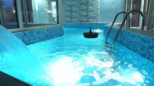 Hotel Bella Nellaの敷地内または近くにあるプール