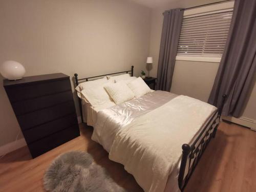 Säng eller sängar i ett rum på Modern 1 bedroom apartment in Wortley Village