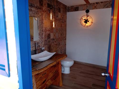 een badkamer met een wastafel en een toilet bij Finca espectacular- Lago Calima in Madroñal