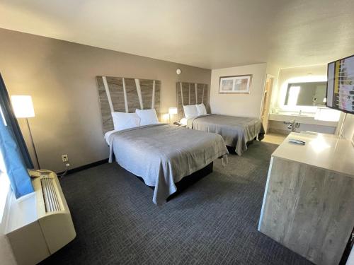 Cette chambre comprend 2 lits et une fenêtre. dans l'établissement Excellent Inn & Suites, à Natchez