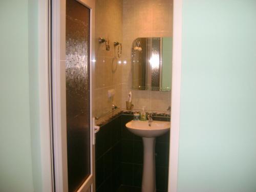 a bathroom with a sink and a shower at Arevik BB in Chʼiva