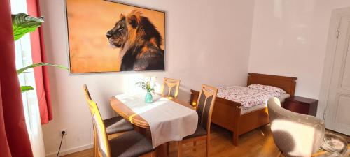 a dining room with a table and a picture of a dog at 3Zimmer-Wohnküche-Altbau-90m2-eigener Parkplatz in Oberhausen