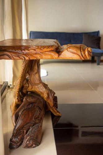 a wooden table sitting on top of a table at Corcovado Green Cabin & House in Drake