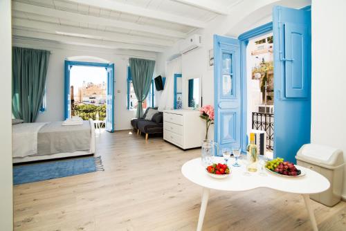 una camera con un letto e un tavolo con frutta di spongkalyA apartment II a Calimno (Kalymnos)