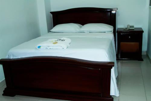Een bed of bedden in een kamer bij HOTEL IMPERIAL