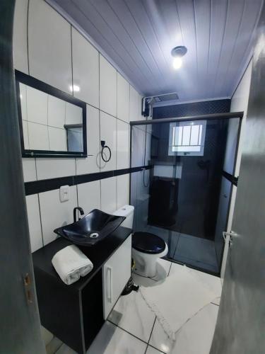 a bathroom with a sink and a toilet at ACONCHEGO DE CANELA/RS in Canela