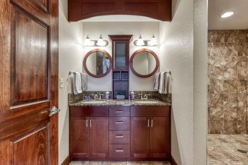 Φωτογραφία από το άλμπουμ του Gorgeous 2BD 2BTH Condo with Mountain Views Pool Hot Tub Game Room Close to Parkway σε Pigeon Forge