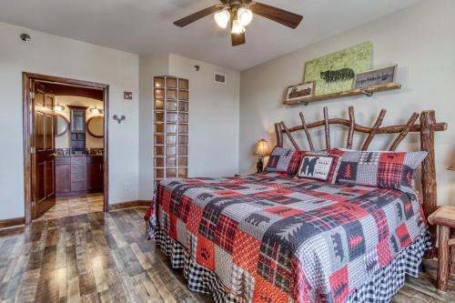 Ένα ή περισσότερα κρεβάτια σε δωμάτιο στο Gorgeous 2BD 2BTH Condo with Mountain Views Pool Hot Tub Game Room Close to Parkway
