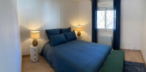 - une chambre avec un lit bleu et deux lampes dans l'établissement Type 3 Touquet Paris Plage Centre, à Le Touquet-Paris-Plage