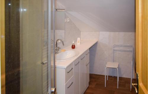 y baño con lavabo y ducha. en Gorgeous Home In Channay-sur-lathan With Kitchen, en Channay-sur-Lathan