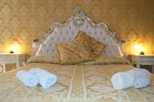 a bedroom with a bed with towels on it at La Residenza di Carlo close to Piazza San marco in Venice