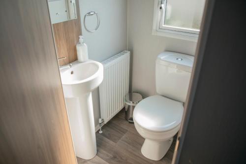 Phòng tắm tại 51 Lytchett Bay View, 3 bed, Rockley Park Poole